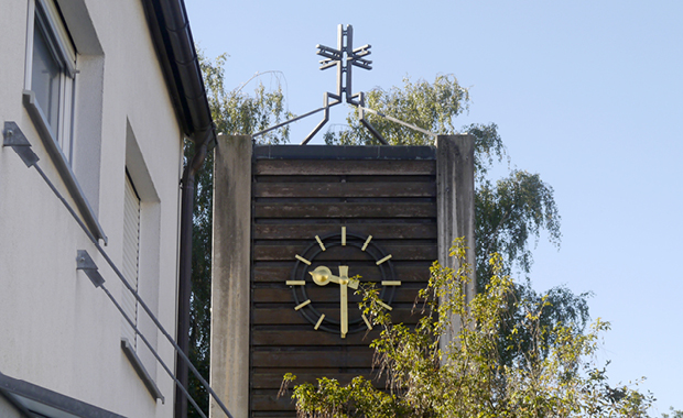 gottesdienst-um-halbzehn-kirchturmuhr