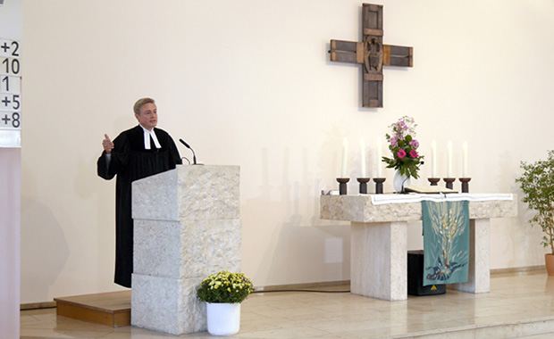 Pfarrer Hofmann bei der Predigt